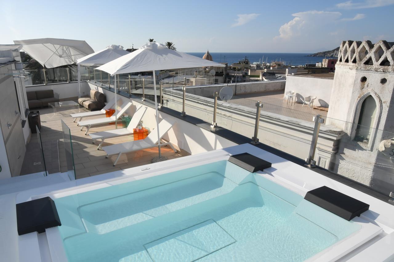 White 1903 - Rooftop Pool & Luxury Bed & Breakfast